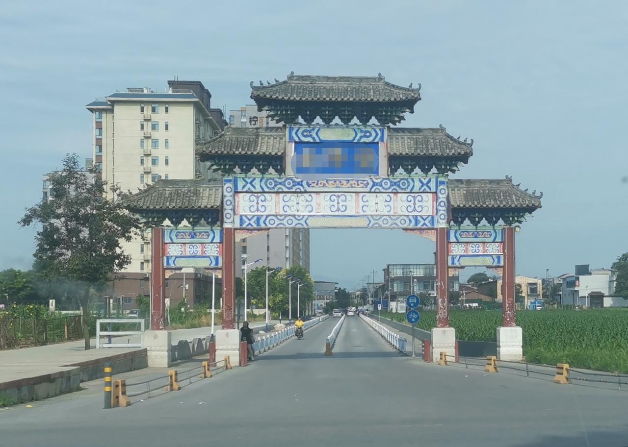 城市仿古大牌坊完全没必要。牌坊的主要作用是能放置牌子，便于书写地名或表达意思就可