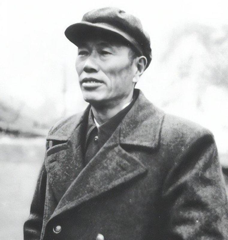 彭德怀的火爆脾气，在军中可是出了名的。骂人从不绕弯，连副司令洪学智、韩先楚都曾被