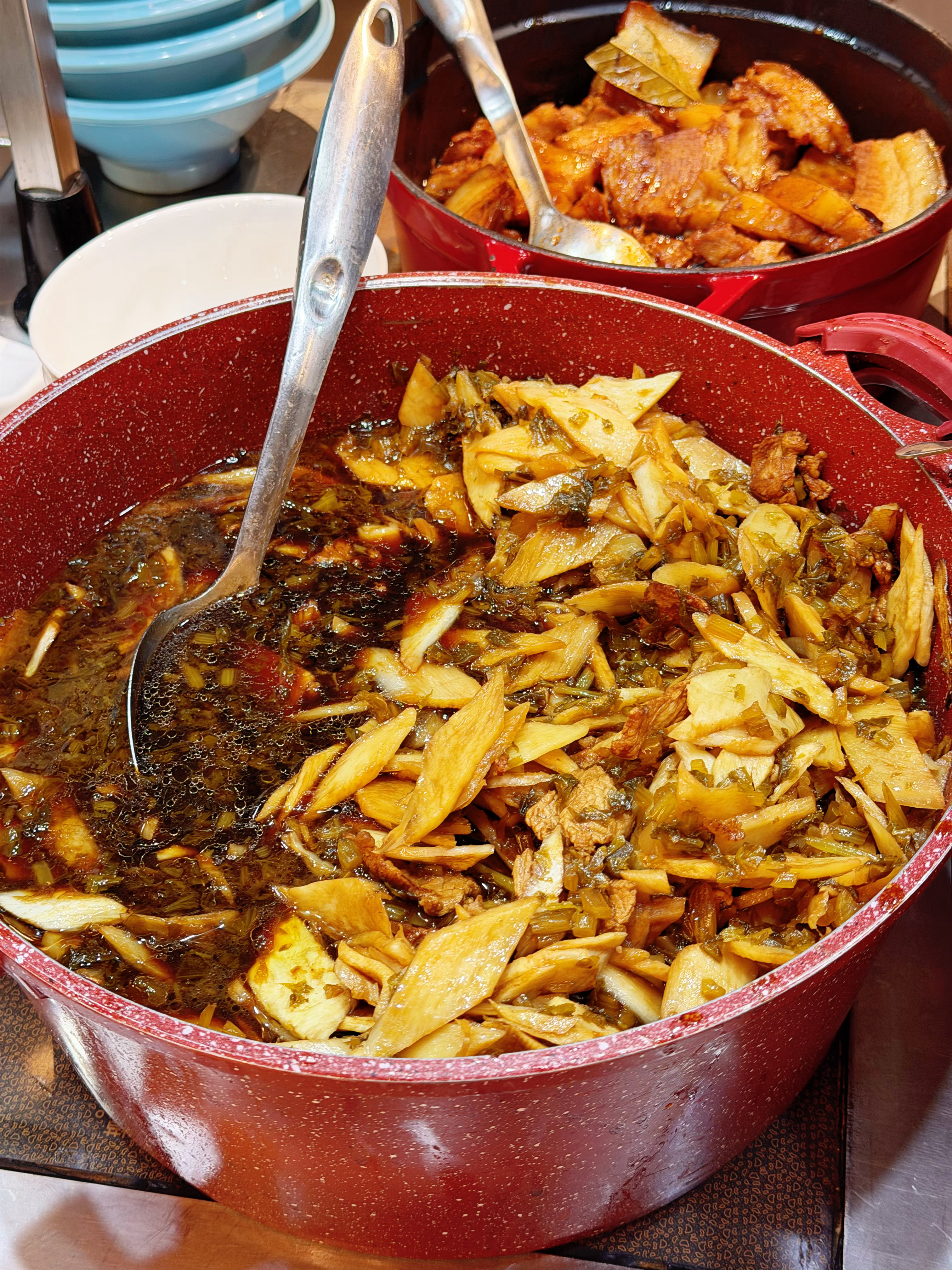 本想说起飞前简单吃一口，这么一看，简单不了，赶上T4国航休息室的午餐点了 [捂嘴