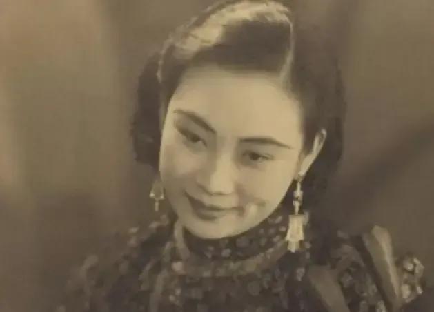 1946年，被戴笠圈养3年的胡蝶，和结婚11年的丈夫离婚，然后嫁给戴笠。

不料