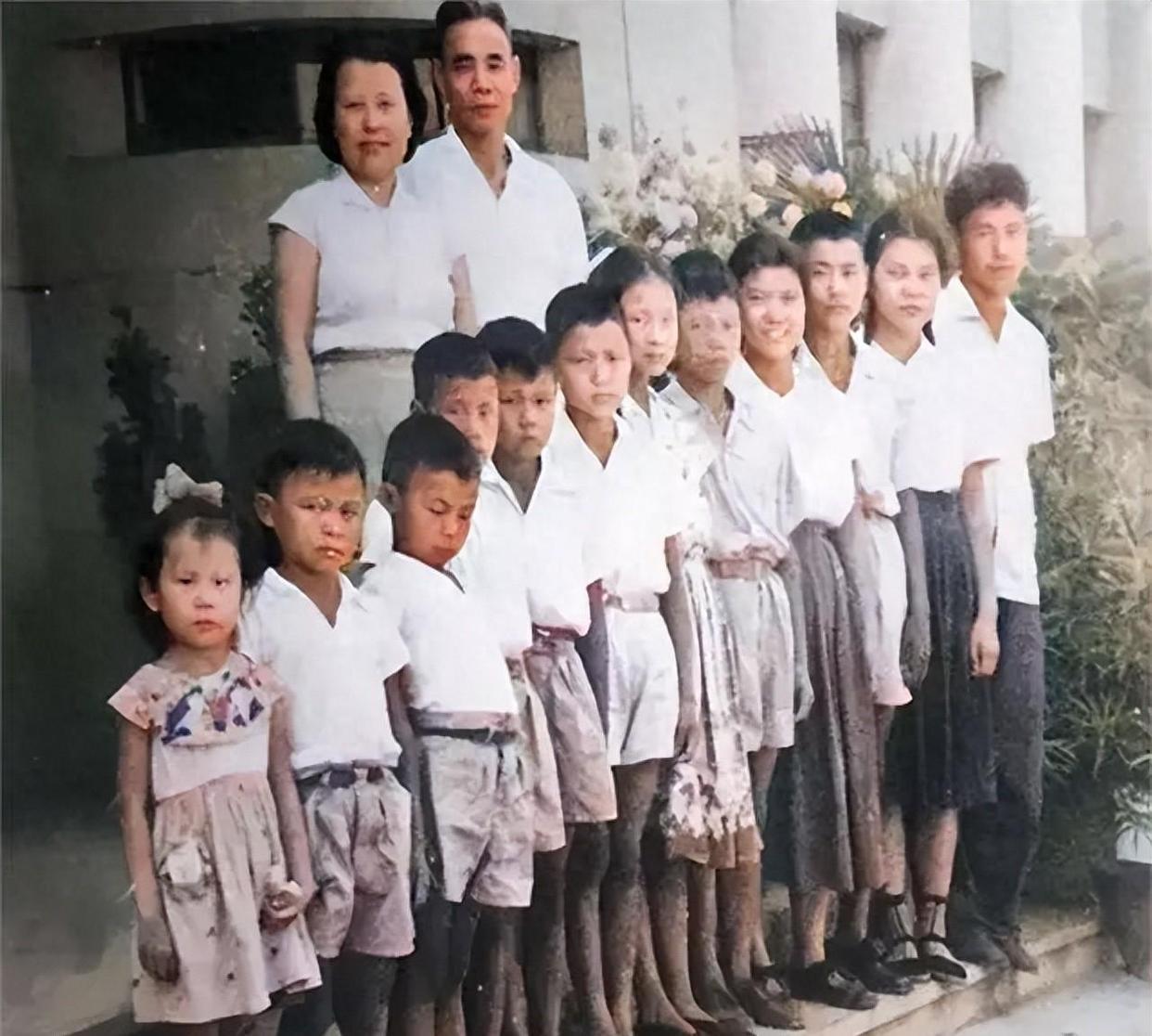 1955年北京，一张黑白全家福，31岁的俞惠如站在开国中将吴信泉身旁，震撼的是后