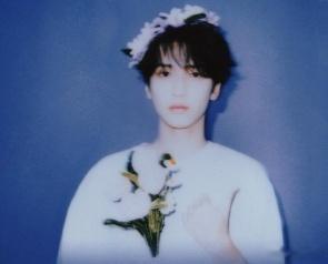 #严浩翔七夕手捧鲜花##严浩翔七夕放饭# 七夕的欢乐中，严浩翔手捧鲜花出现，头戴