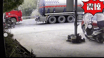 几辆大货车呢，你去凑什么热闹