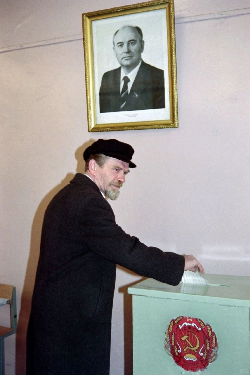 1991年3月一个列宁格勒市民在是否保留苏联的公投的投票站投票。
