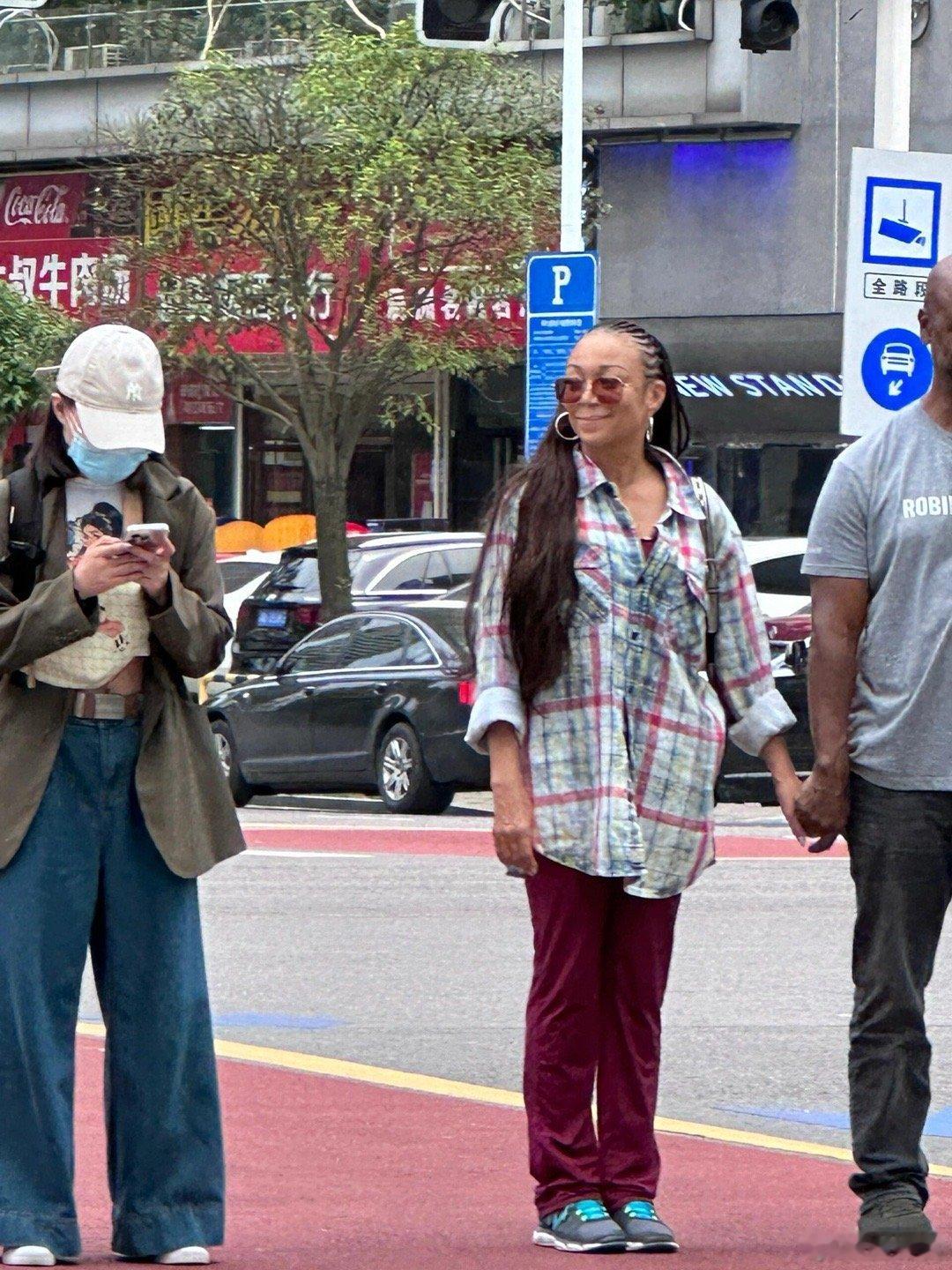 网友在沙偶遇Chande Moore，这几个月在湖南特别容易偶遇明星吧，歌手浪姐