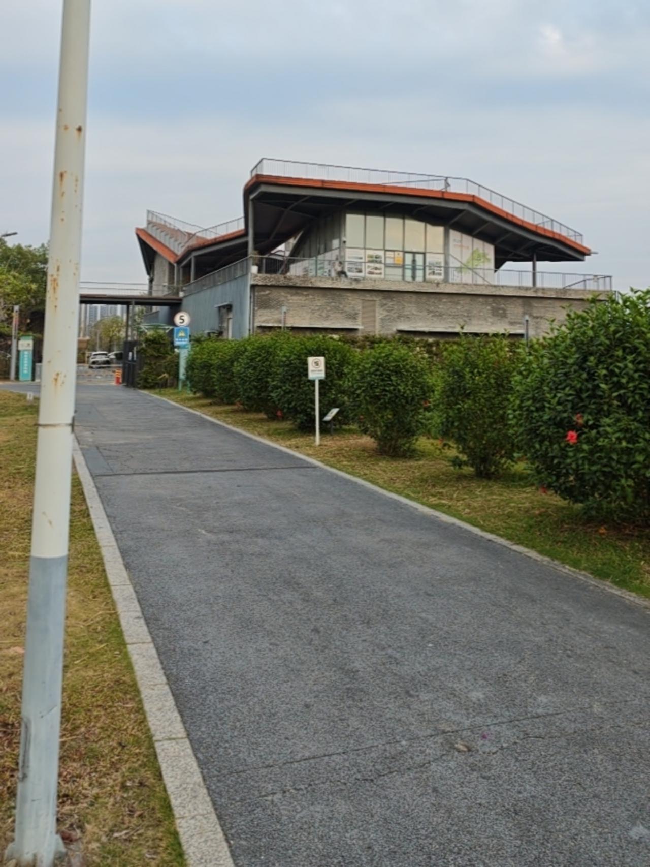 南布水质净化站（又称“坪山阳台”），同时也是坪山区的城市书房——观水书屋，位于坪