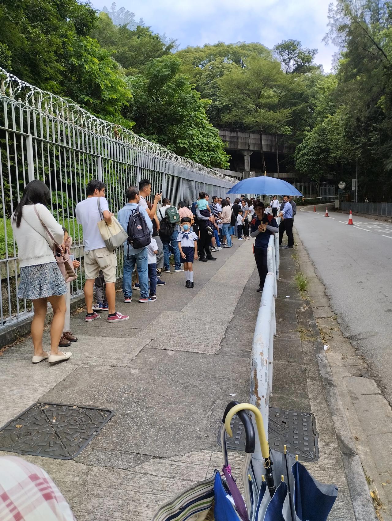 香港brand 1 小學:拔萃男书院附属小學面试日,大排长龙.家长小朋友都悉心打