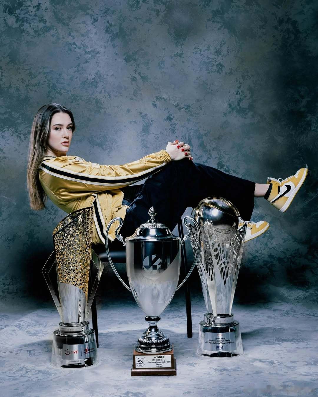 排球 📷 🇹🇷美艳的队长泽赫拉.居内什：“三冠王👑”🏆 欧洲冠军联赛?