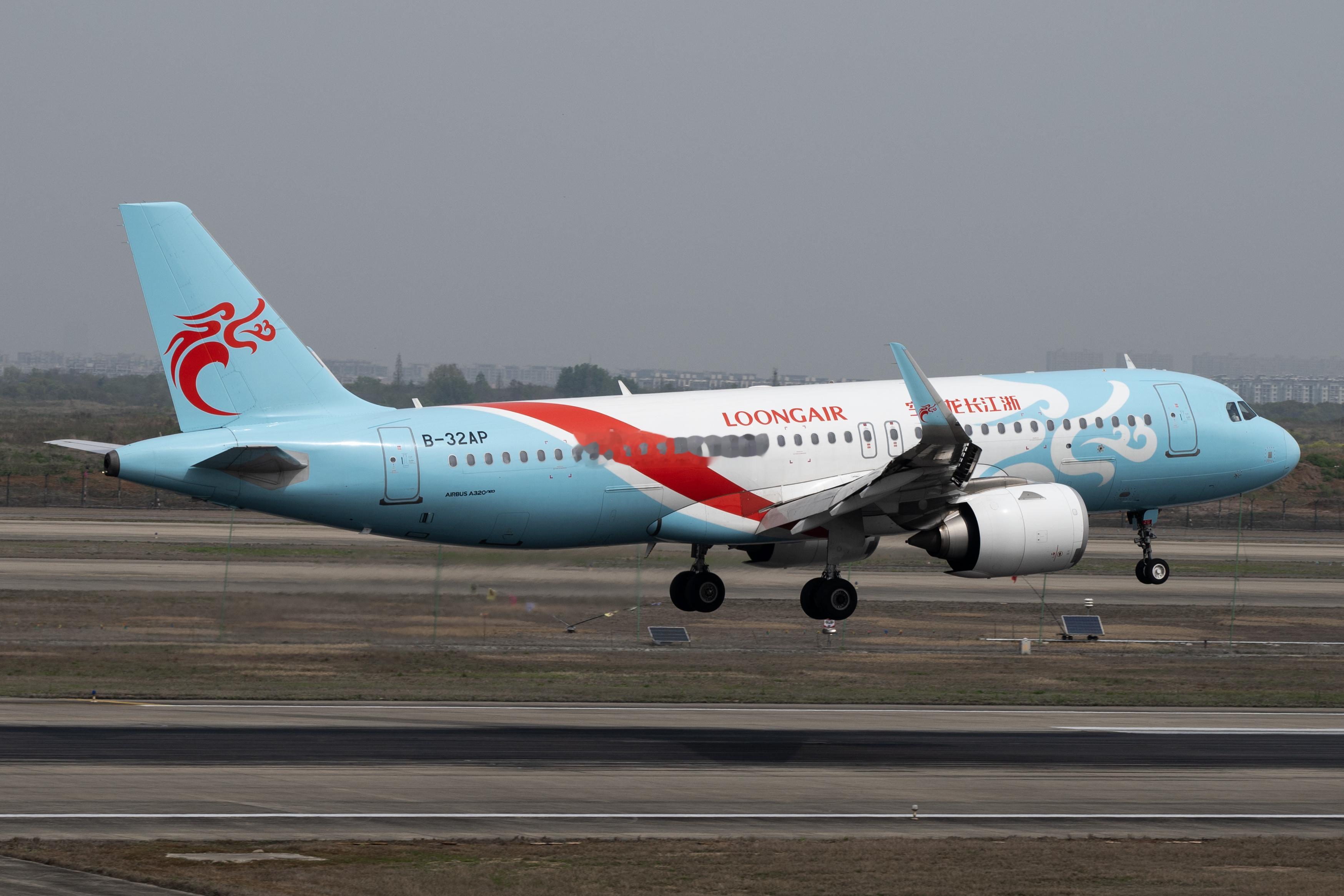 突然发现，长龙到现在好像只给四架A320neo改了两舱布局，他家更多的还是从低密