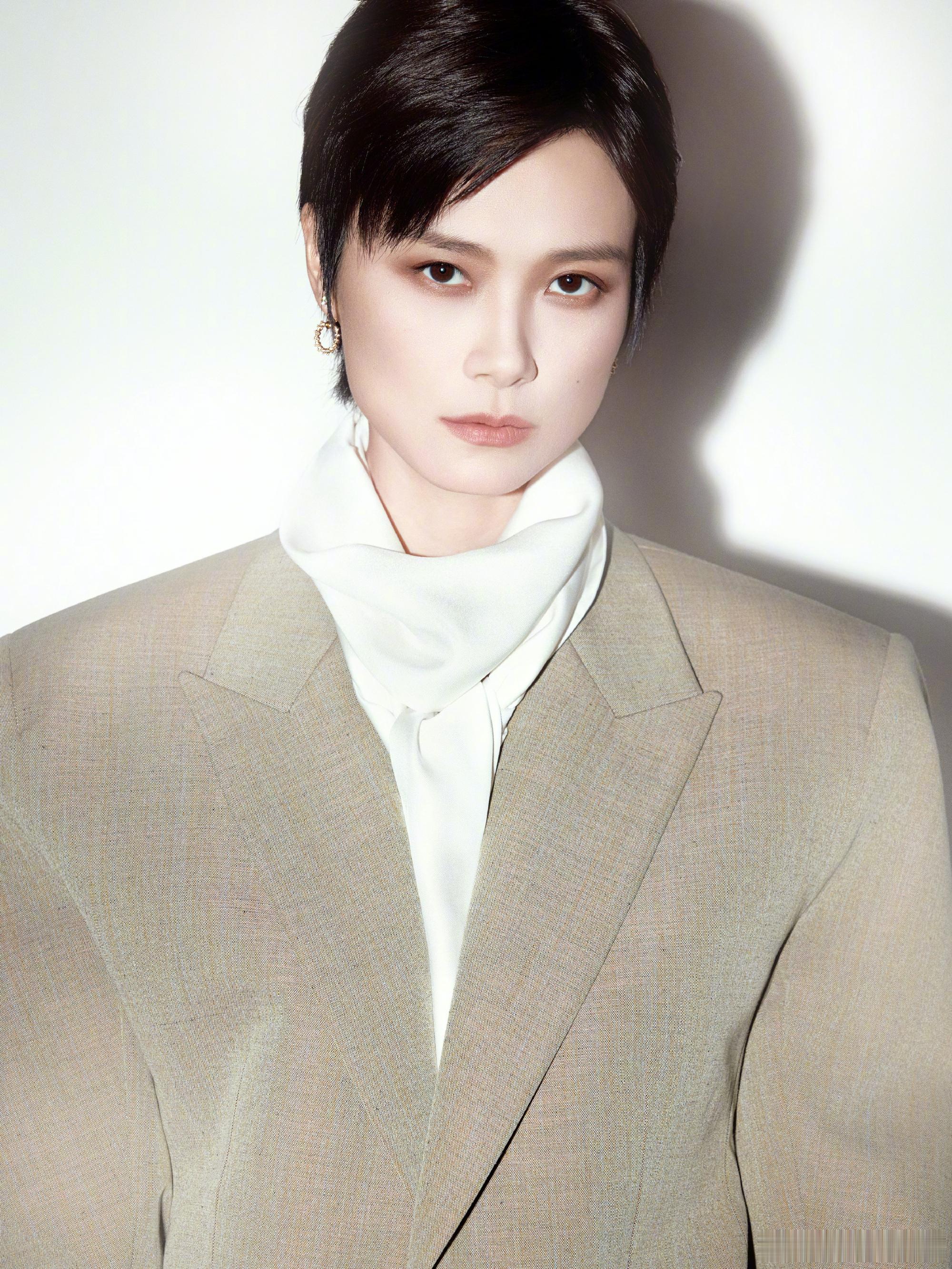 李宇春辛芷蕾骑马神错位以为李宇春辛芷蕾骑一匹马 谁能想到简单的骑马抓拍能拍出这种