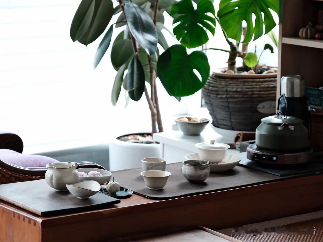 下雨了，
雨从滴变成丝，
丝丝如弦，拨动……
沉闷燥热散去，秋意至。
又是一秋，