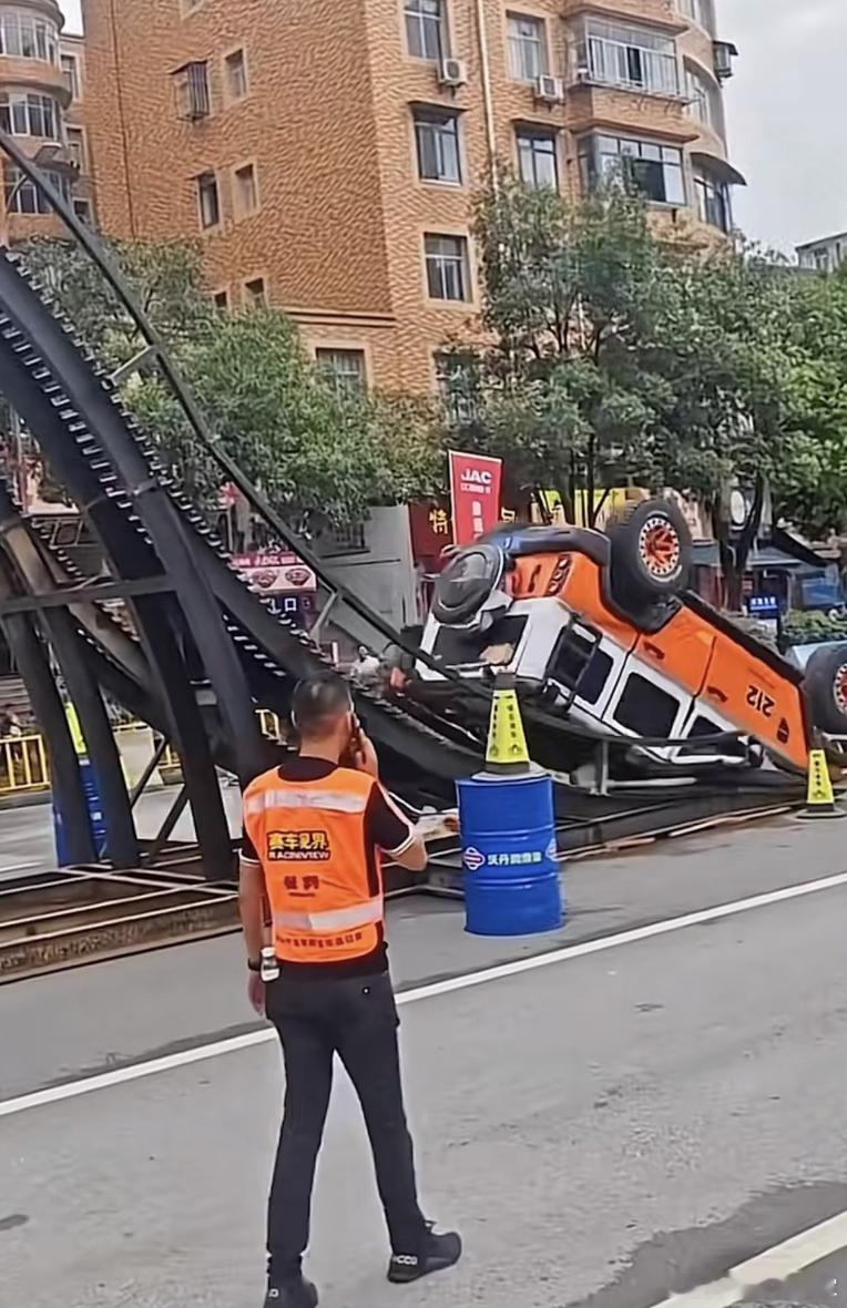 近期 212 T01 爬坡翻车的视频和图片大家应该都刷到了，从事故画面和汽车结构