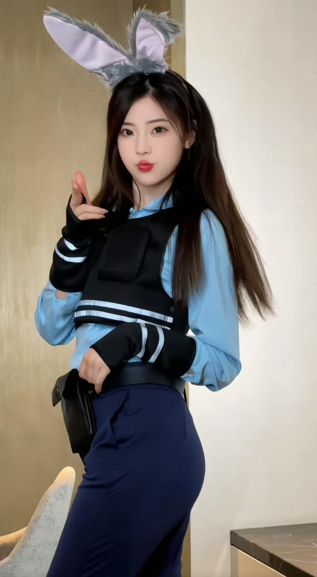 春晓.化身俏皮可爱小兔子造型