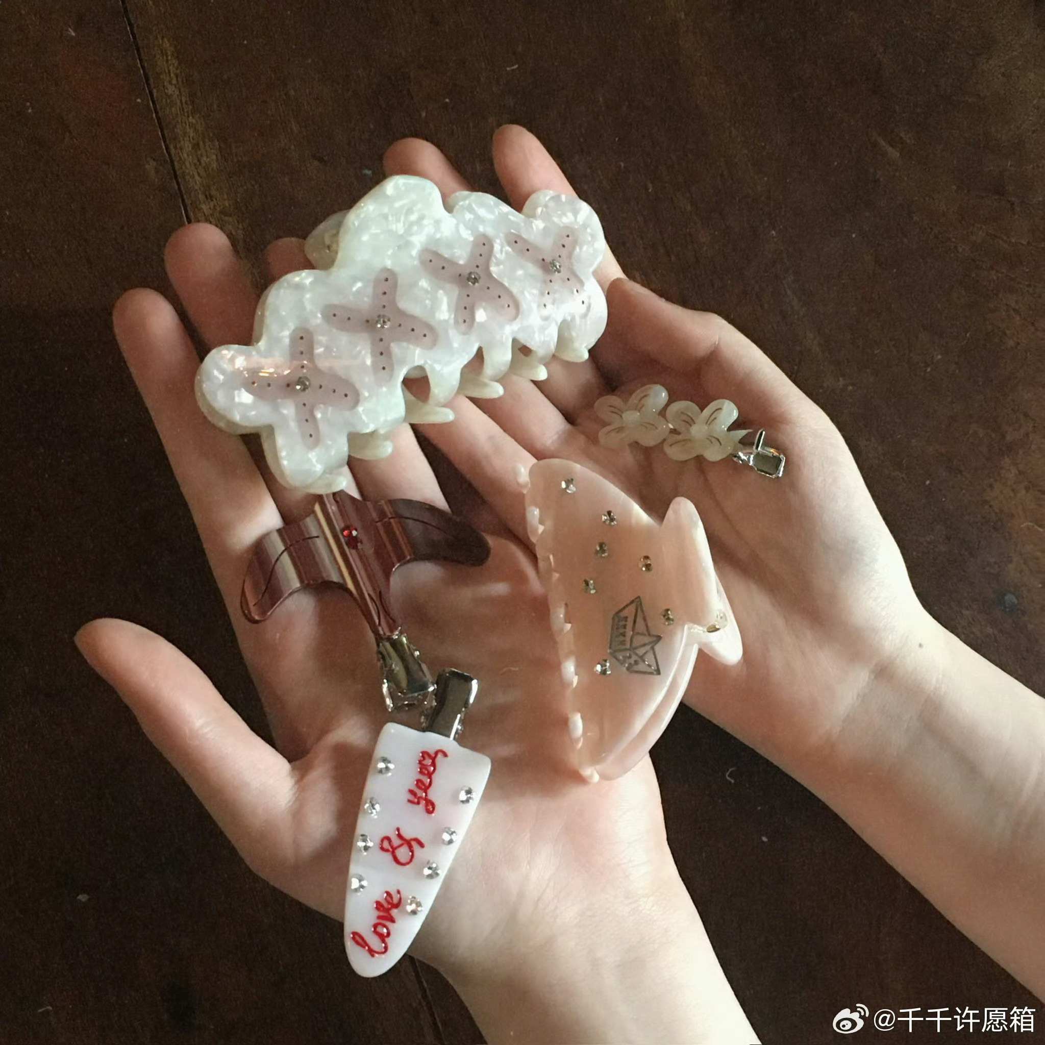 易烊千玺 看见鸟毛拍的醋酸抓夹实物又给我种草了拍的比箱子拍的还貌美哈哈哈 