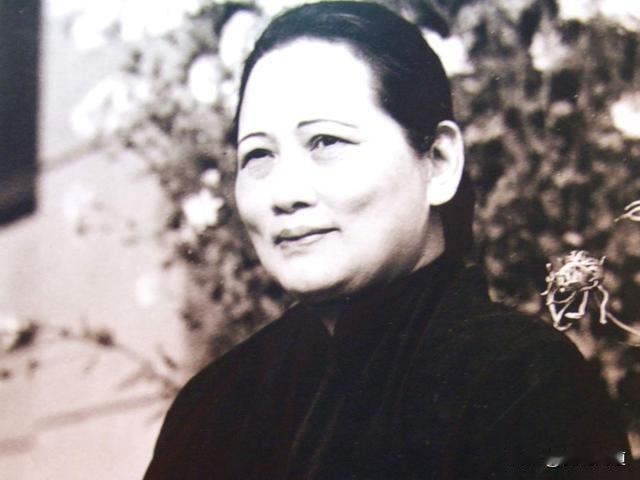 近现代中国，这些伟大女性，配得上一声“先生”
 
在近现代中国，“先生”是超越性