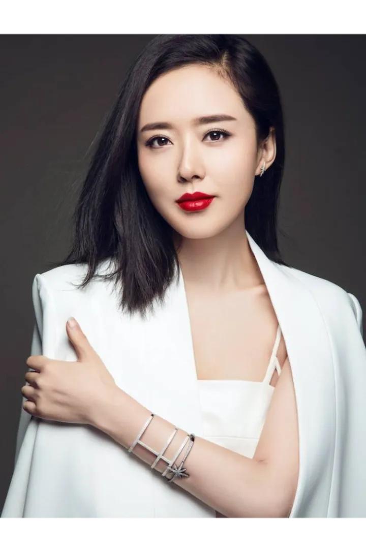 颜丹晨：低调婚姻，高调演技

颜丹晨，这位娱乐圈中的低调女神，早已在人们的视线之
