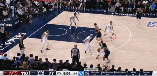 笑死个人……
快船这个失误直接五大囧啊……
泰泰.华盛顿横传直接失误，居然传给了