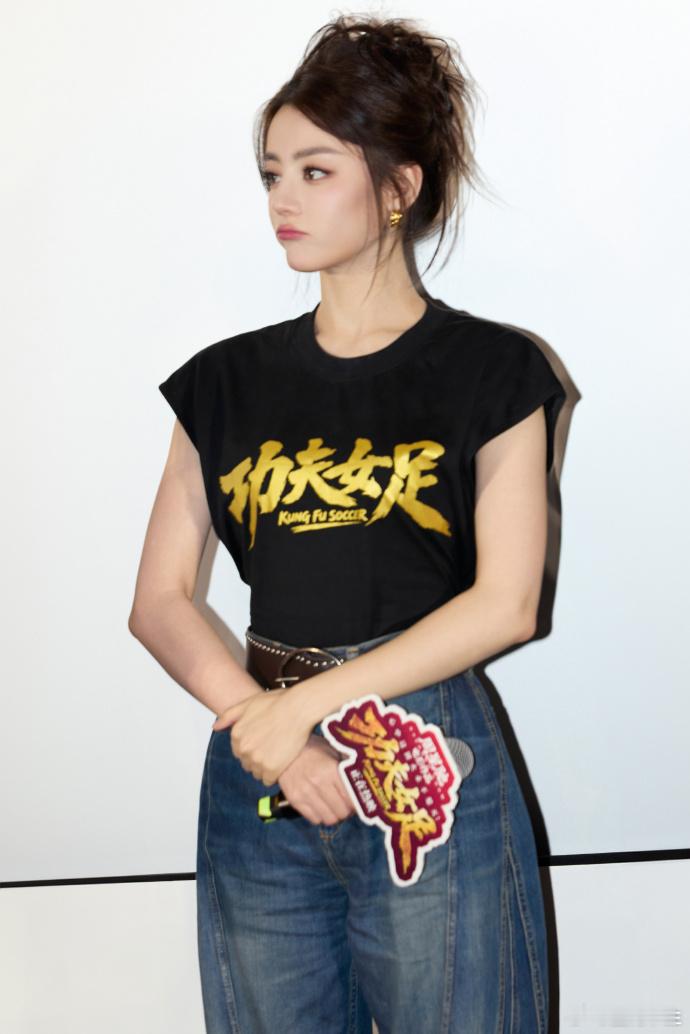迪丽热巴说周星驰是偶像的存在追星天花板迪丽热巴实锤！从小看周星驰影片长大，如今直