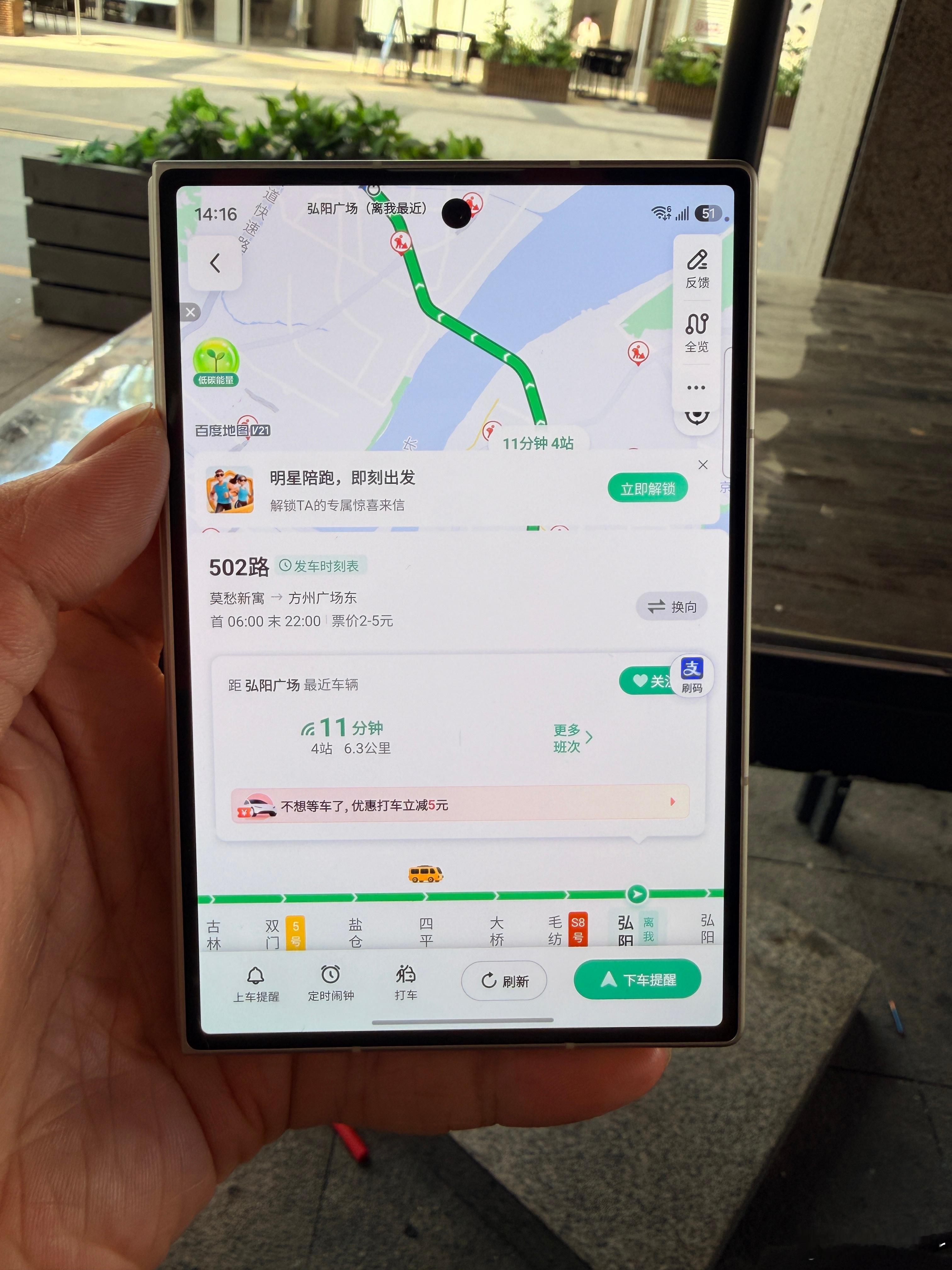 谁能想到 Fold 8 热度这么高！打卡线下门店体验真机，上手瞬间被种草，预约量