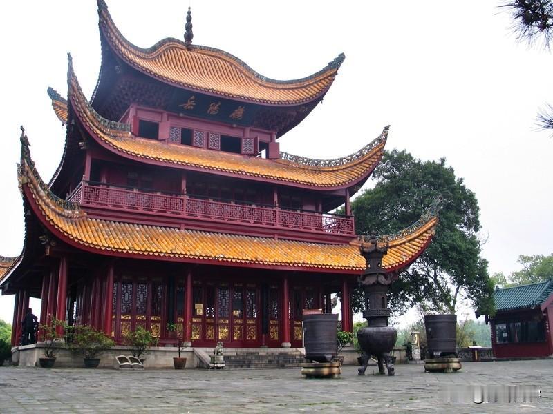 要说中国“四大名楼”哪个名气最大，还真不好选。黄鹤楼有“天下江山第一楼”之称，崔