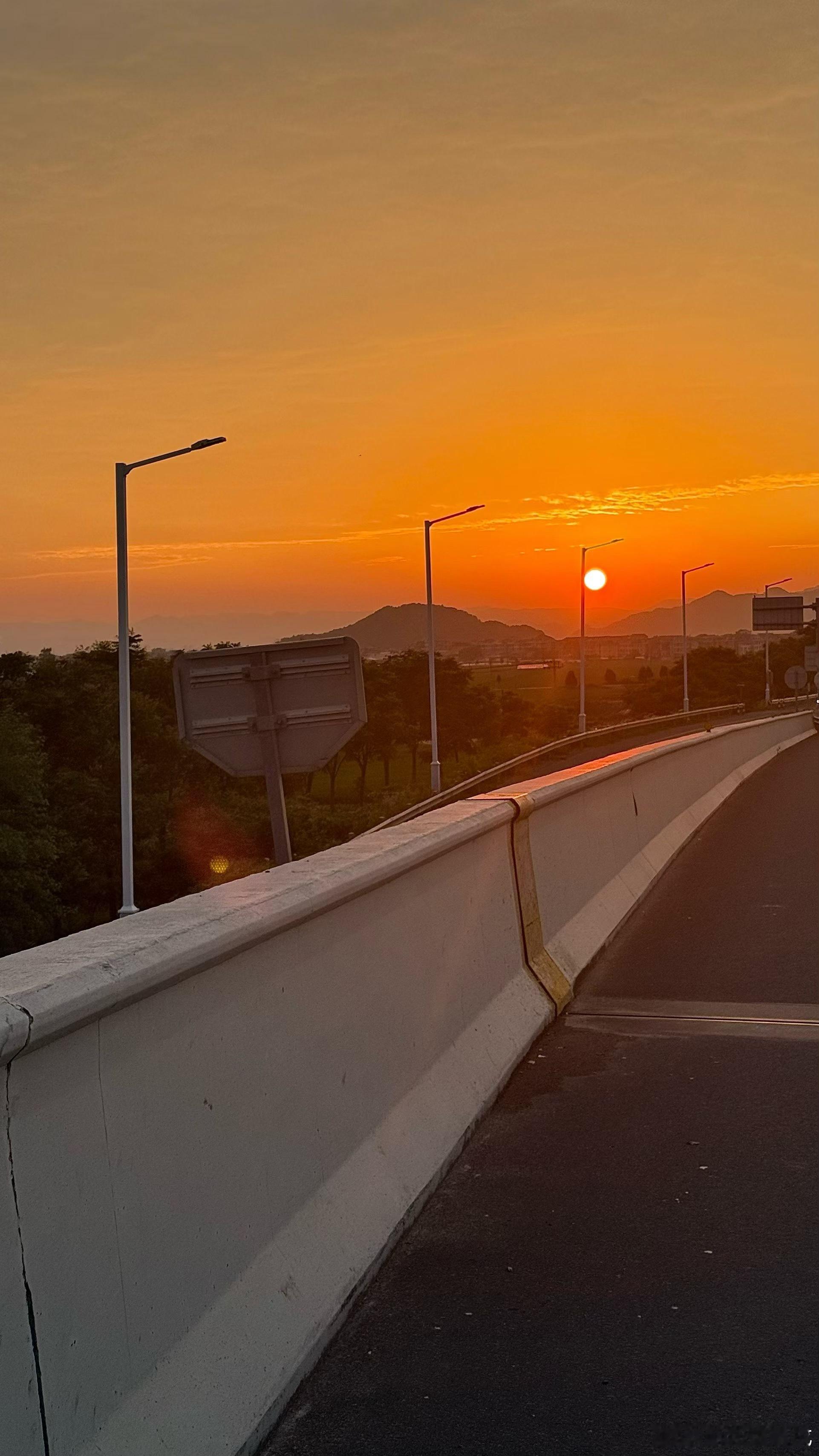 今天的夕阳美的像画儿一样，让人忍不住多拍了几张照片～ 