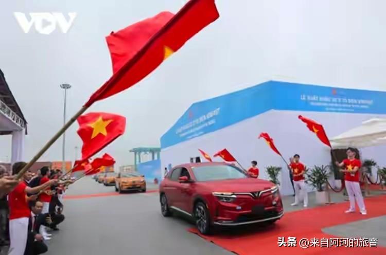 越南首富潘日旺砸了一百多亿美金造车，造出来的车在美国被人骂得狗血淋头。高速上开着