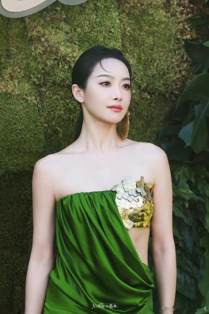 宋茜解锁新高定宋茜es2025春夏高定 ​​​宋茜解锁新高定，妈耶！姐姐太美了 