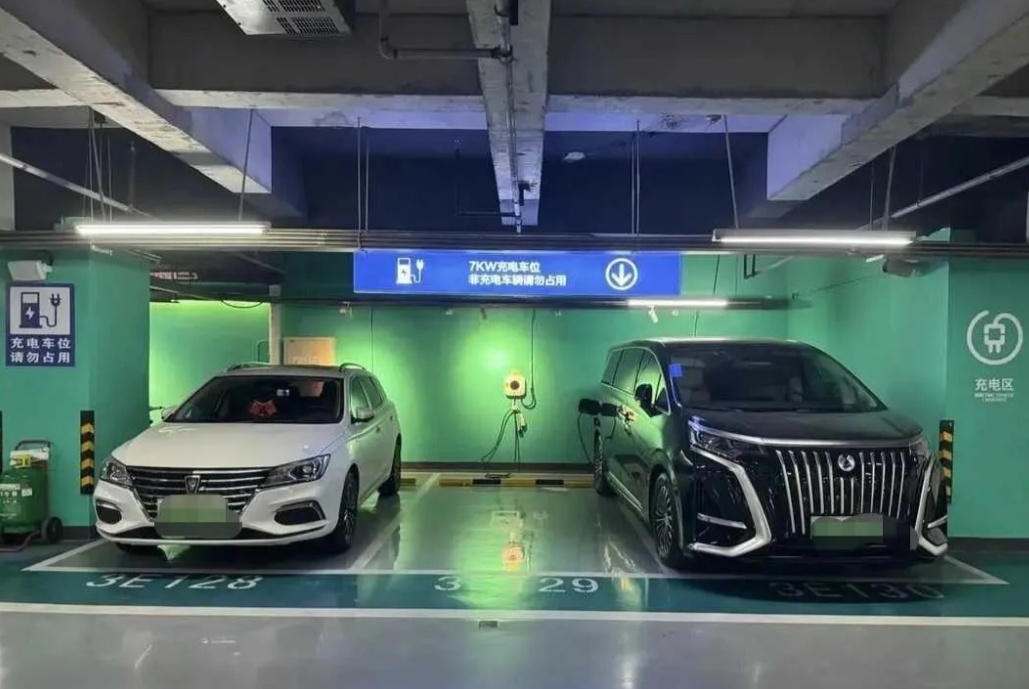 深夜话题：你们小区的地库长啥样？是地坪漆还是水泥地？第一次知道买房前要先看地库 