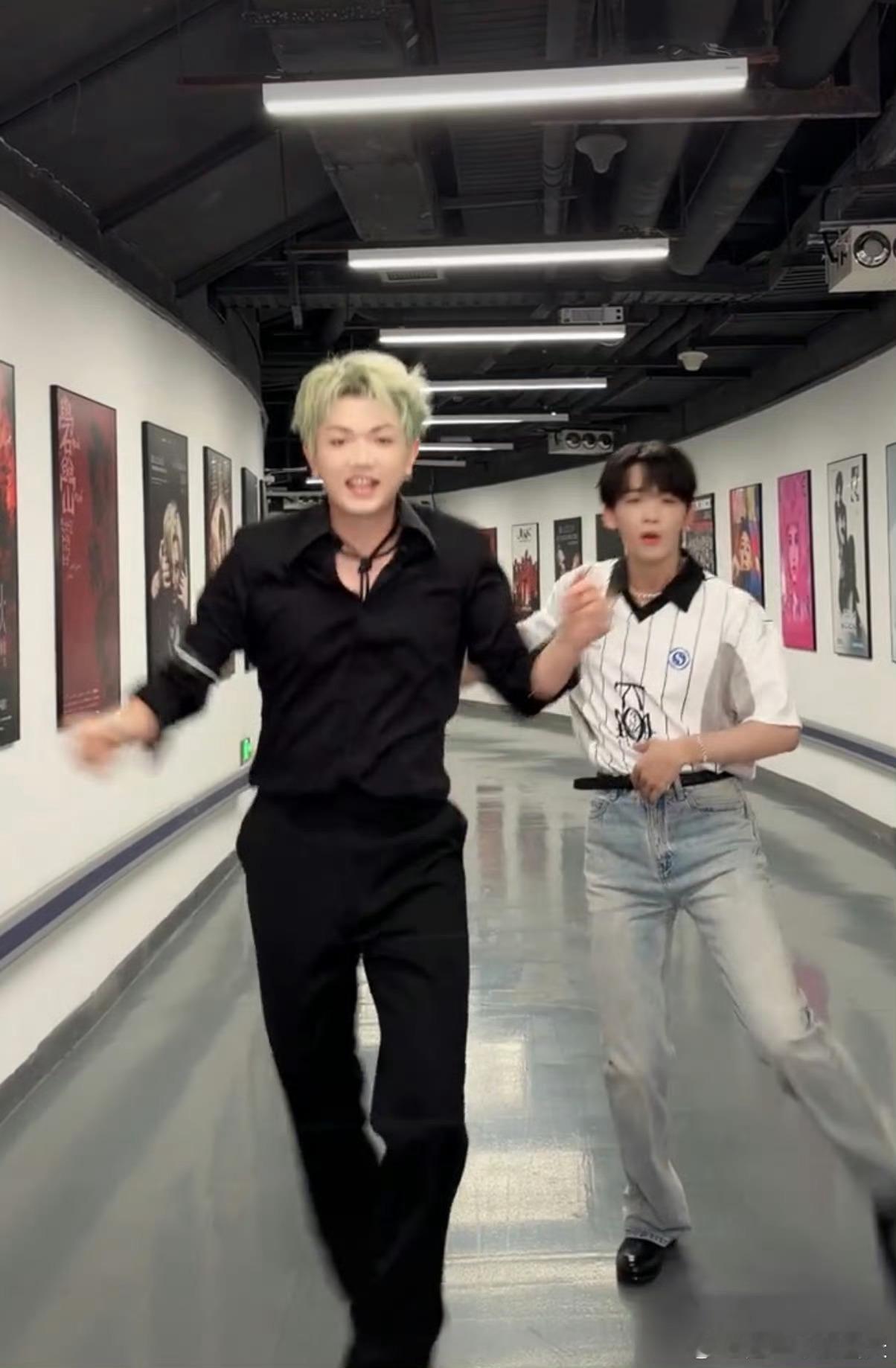 王赫野也来跳胆小鬼了 笑到停不下来！王赫野跳《胆小鬼》自带喜剧滤镜，随性又自在，