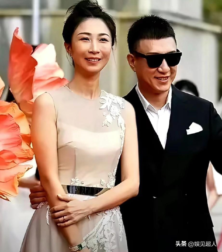 为啥孙红雷这么宠老婆？答案在这里。
 
王骏迪是1985年的，今年刚过40岁，比