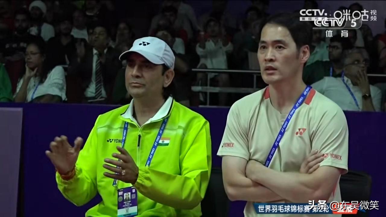 羽毛球世锦赛，男单比赛，东道主印度队与美国队的比赛，印度队的教练是两位男教练，美