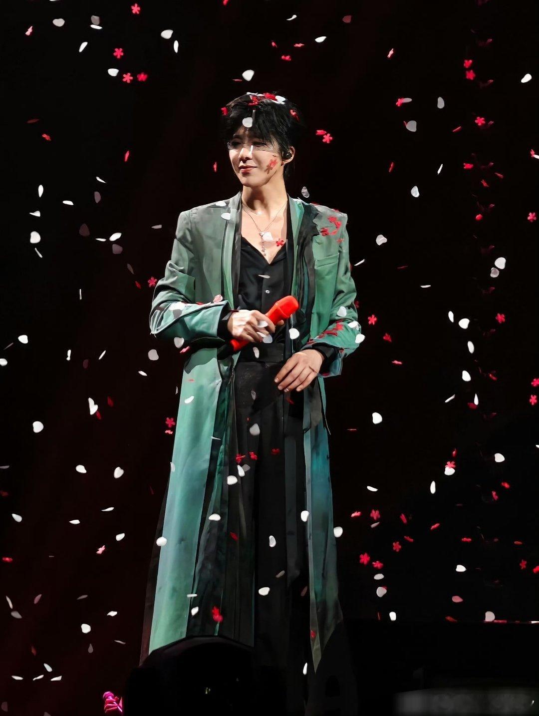刘宇宁武汉演唱会 刘宇宁终于来吃热干面了，开心，家门口就能看演唱会，谁懂啊[笑而