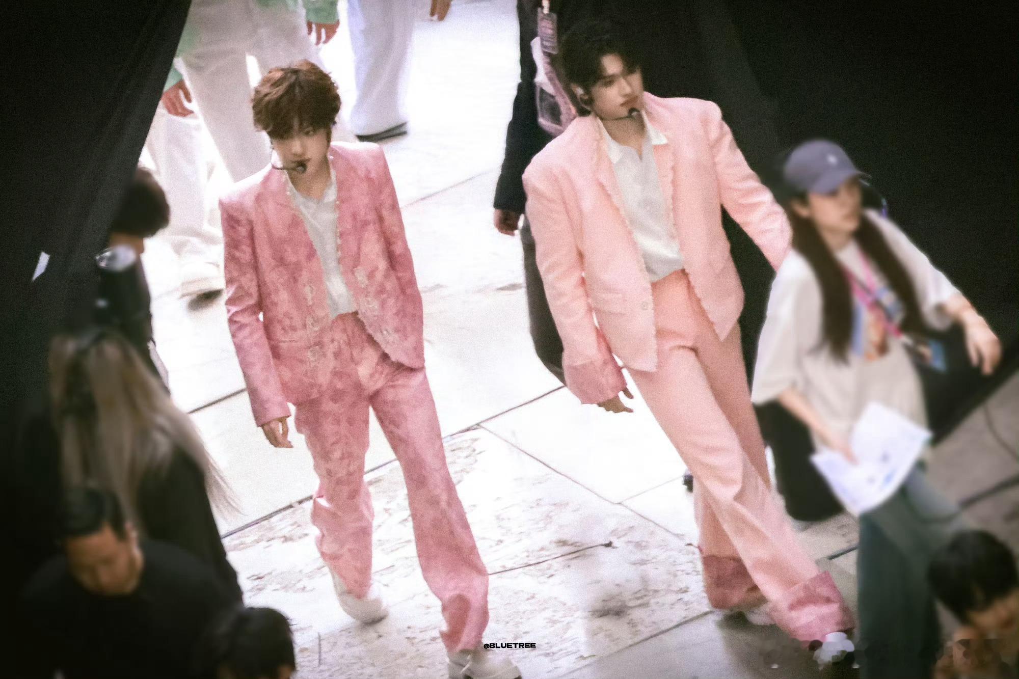 张泽禹摸张极腹肌张极对张泽禹说爱你 救命！这画面太美好了！张泽禹摸腹肌那一下好勇