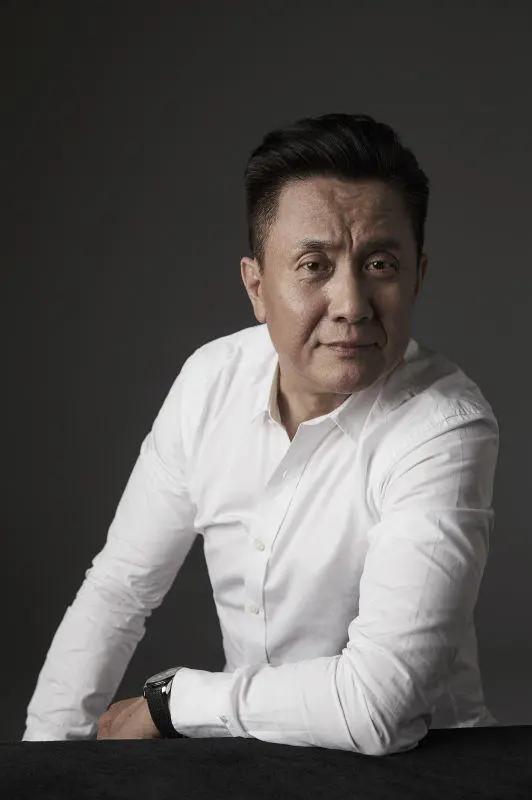 现在回想起来特别可笑。张志坚居然瞧不上陆毅。当时他说：陆毅，作为一个年轻演员，在