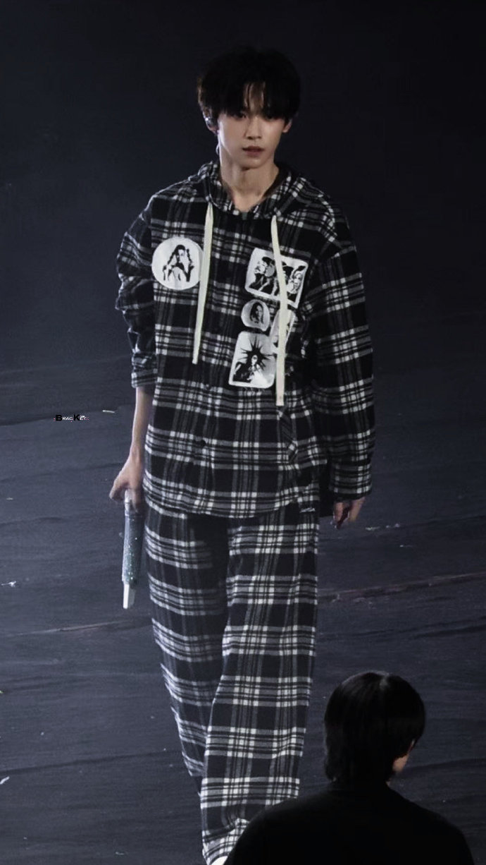 梓渝格纹套装look梓渝顺毛格子衫彩排路透 梓渝格纹套装look，是小梓渝顺毛格