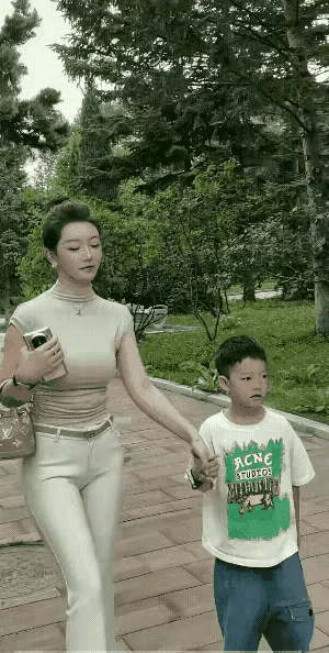 小男孩自出生，就没见过爸爸。妈妈一直单身，小男孩看见帅哥扎堆，就无比兴奋，就想向