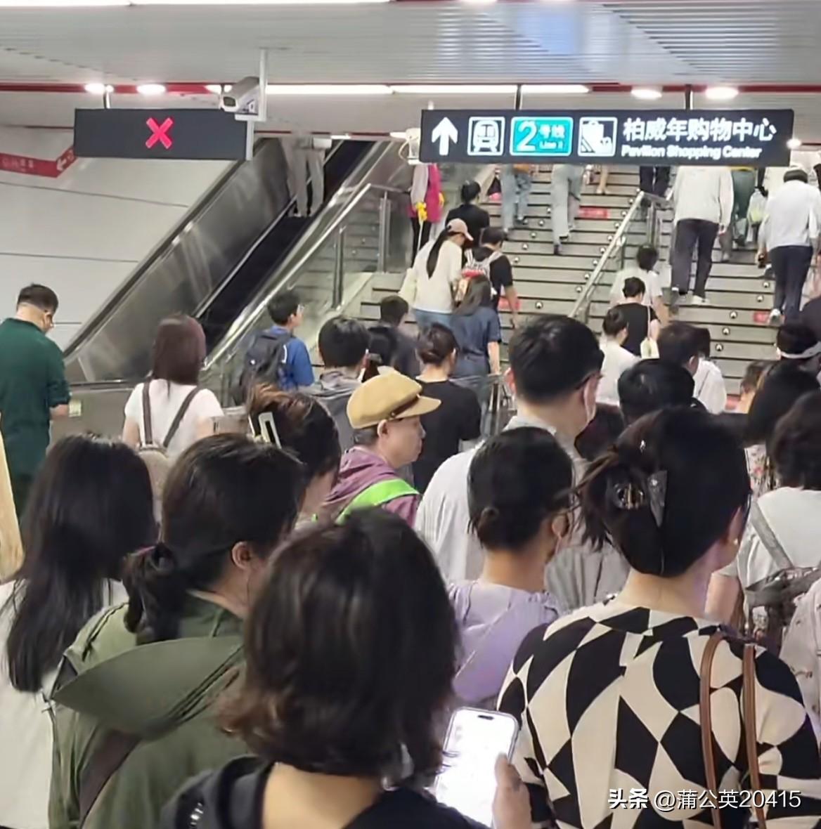今天你乘地铁了吗？

达沃斯在大连召开，私家车限号通行，大连地铁对乘客免费乘坐。