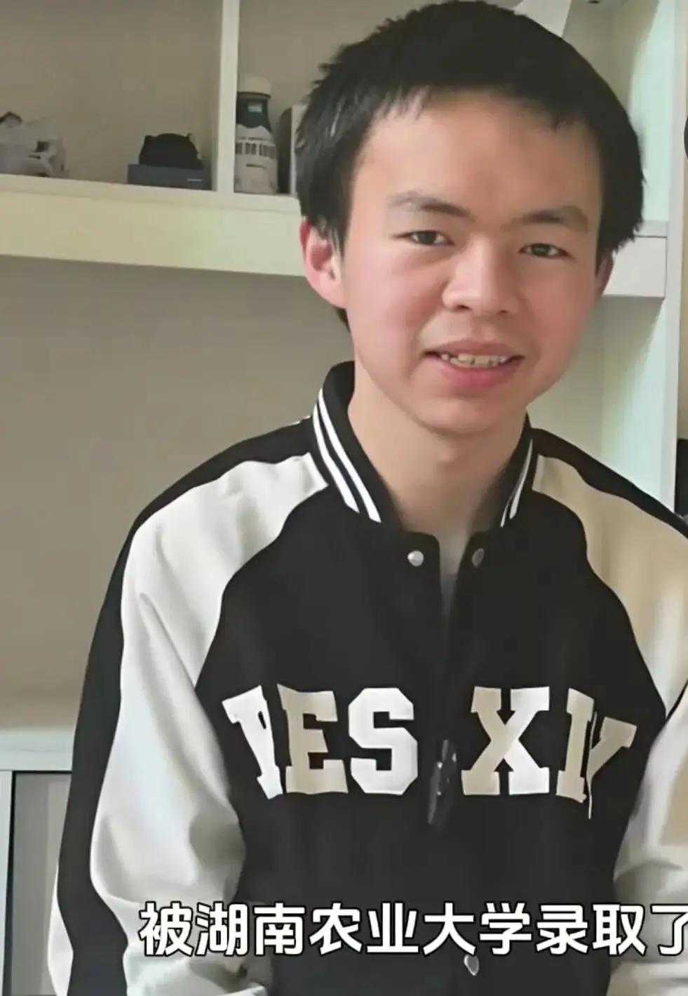 贺永辉录取通知书已经送达，恭喜[烟花]
今天，贺永辉的大学录取通知书已经到达家中