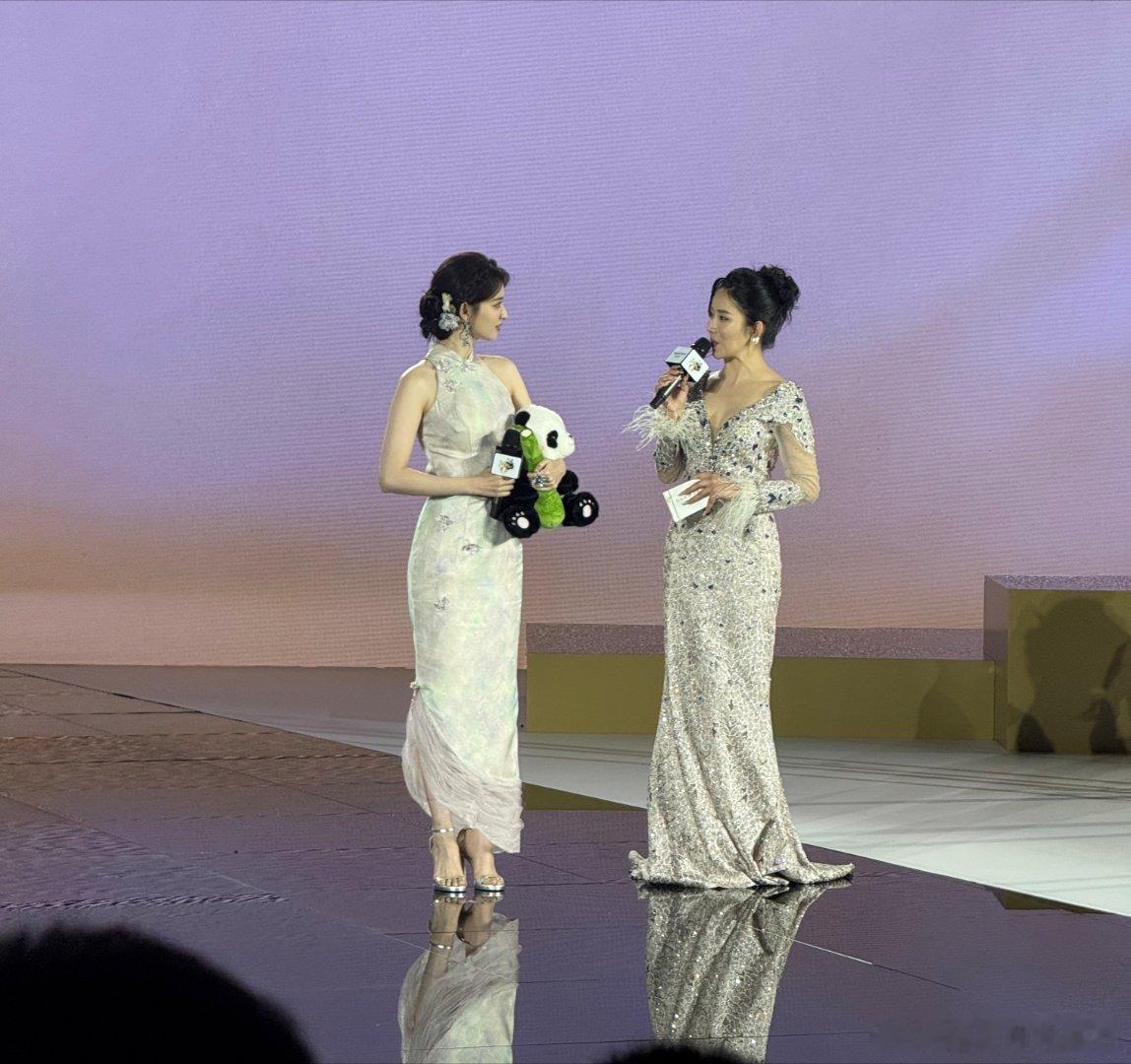 王楚然中式旗袍摇曳生姿王楚然正宗东方古典美人味生图直出都绝了！旗袍衬得身段玲珑，