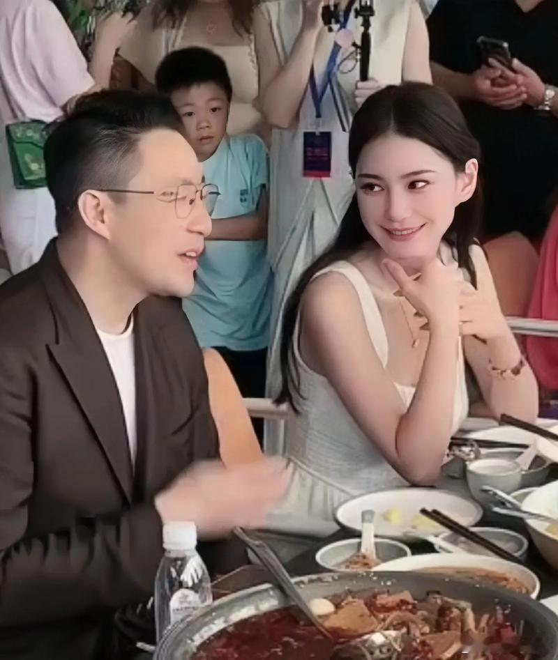 马晓梅的前夫哥也不是什么好鸟。无论如何，过去肯定相爱过，不相爱不会在一起。人格正