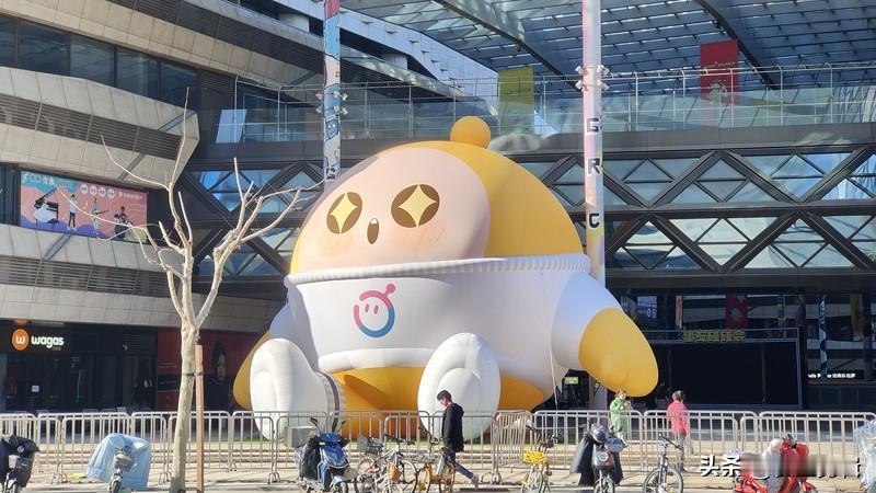 《蛋仔派对》残酷生存赛想胜利，有不少技巧。首先要主动出击，场上有道具就第一时间拾