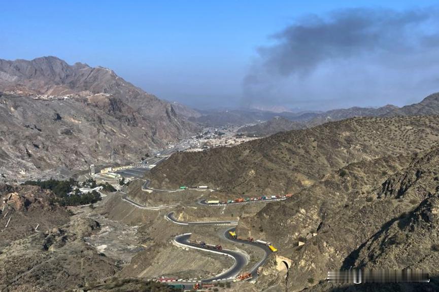 半岛电视台3月14日报道，巴基斯坦对阿富汗军事设施发起新一轮打击，两国冲突再度升