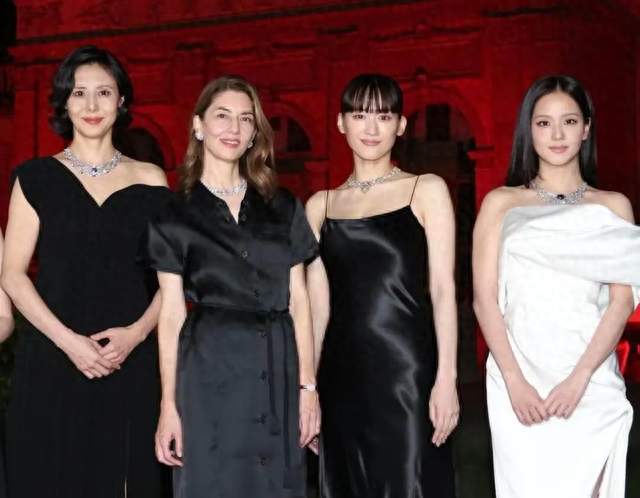 梦幻同框！Jisoo、绫濑遥、今田美樱，东西方美人齐聚～