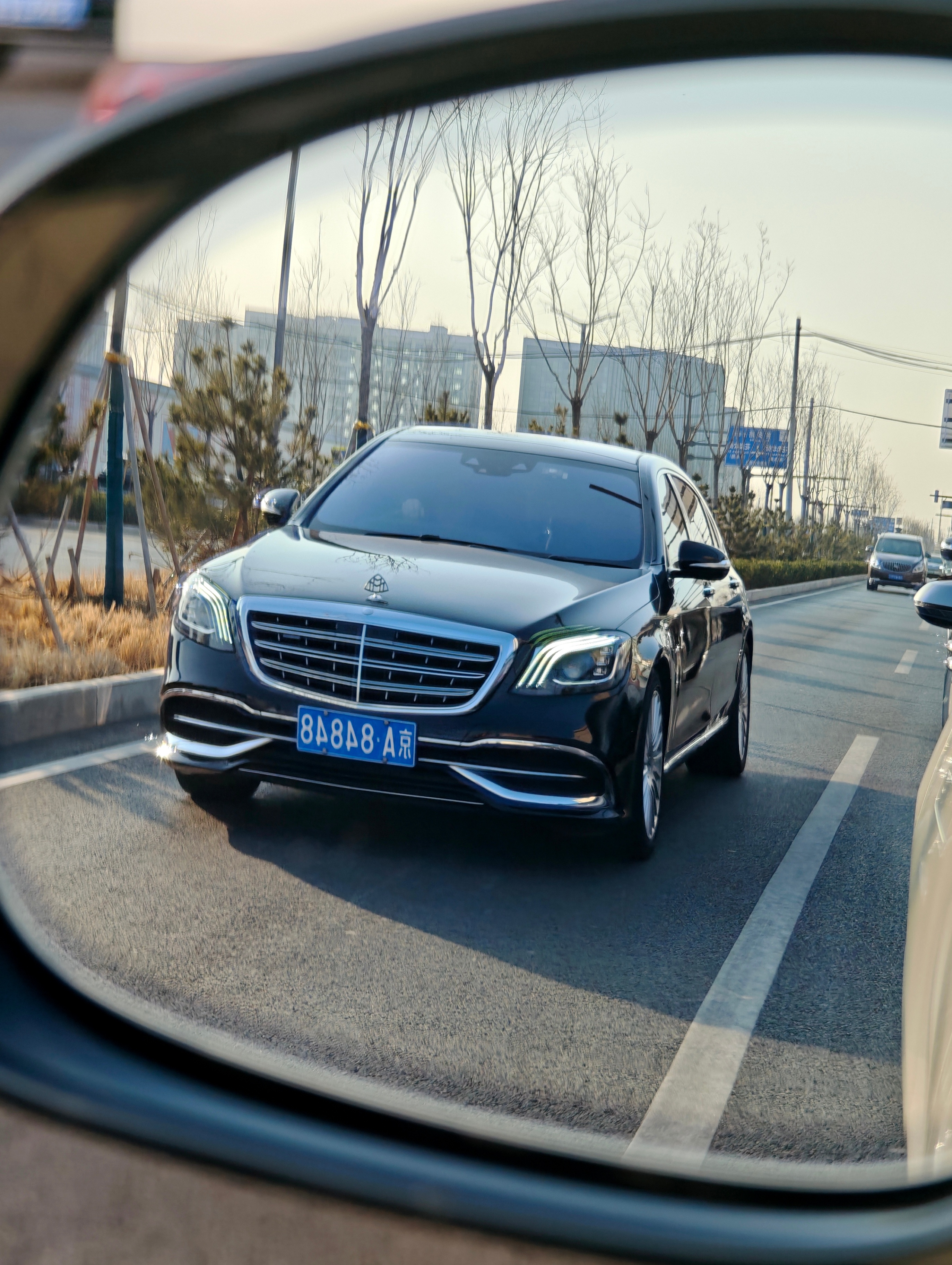 W222后期款的迈巴赫，我觉得可能是千禧年之后气场最强大的奔驰前脸，包括迈巴赫6