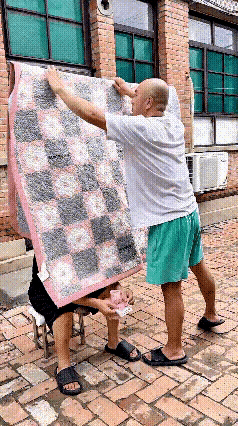 母亲与儿子配合默契，调虎离山计玩的偷溜，一举拿下老头手中的钱，哈哈。