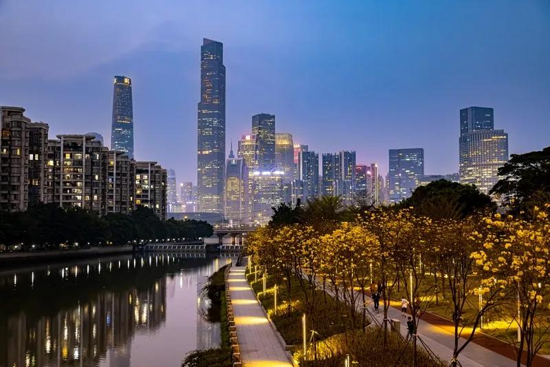 现虽很冷，
但风已传来了一种气息，
隐隐中听到，
春天的足音。
