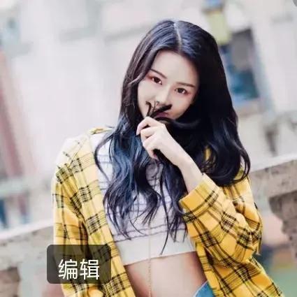 小区邻居家的儿媳妇真强势！
年纪轻轻的不找工作，每天把小孩送到学校，就穿着袒胸露