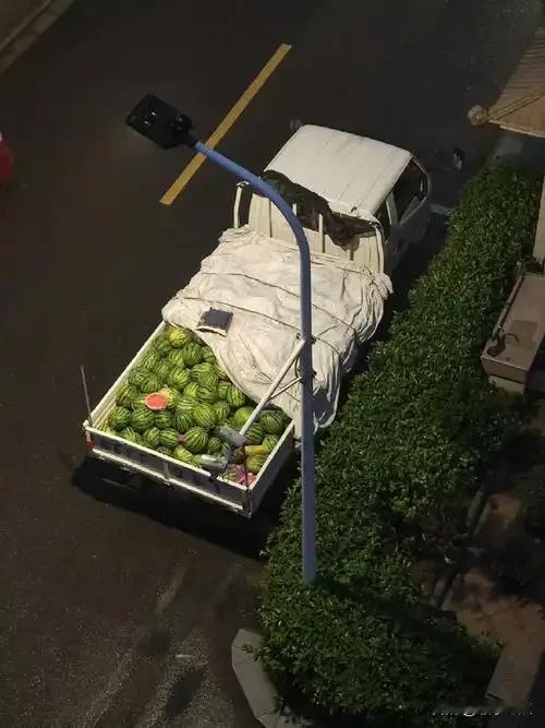 已经是半夜12点了，我从楼上往下面看了一下，街上已经没人了，卖水果的货车还停在马