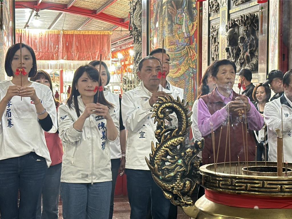 超级星期天，国民党候选人侯友宜南下高雄第一站到苓雅寮鼓山亭参拜，高喊“绝对不会卖