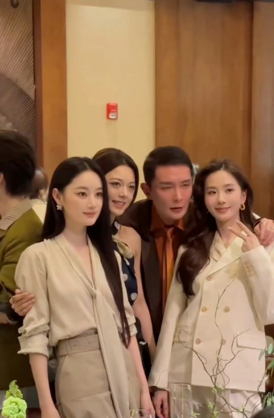 这不是龙葵和花楹吗同框同框，真可爱啊 